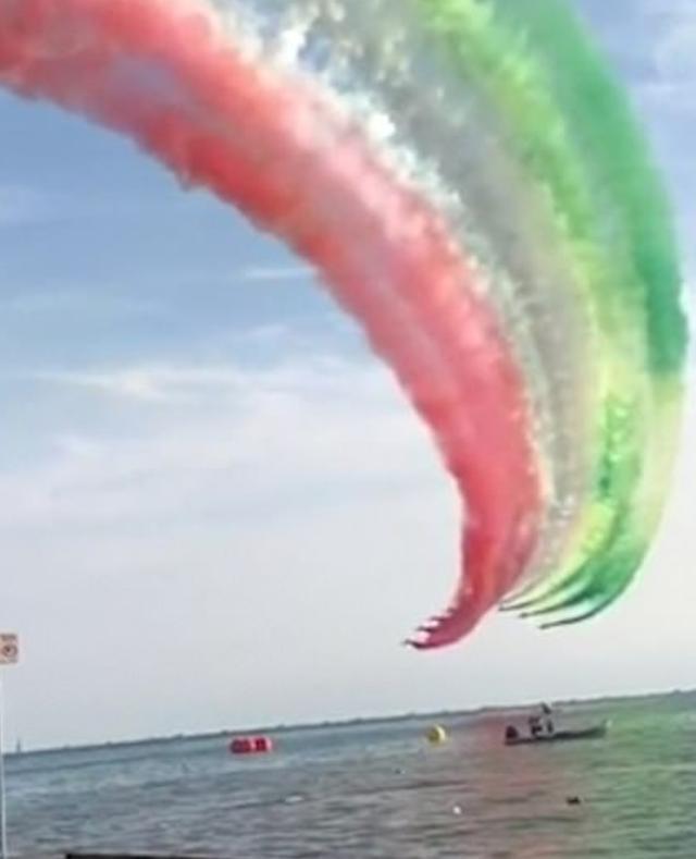 意大利战机高空喷国旗振奋民众精神，配曲：今夜无人入睡眠