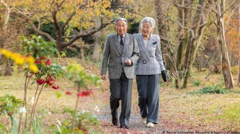 平成三十年：日本天皇从“神”到“人”的孤独战争