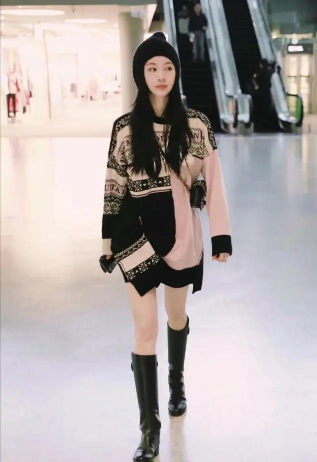 王子文留长发像变了个人！双腿细得连靴子都填不满，太瘦了也不好