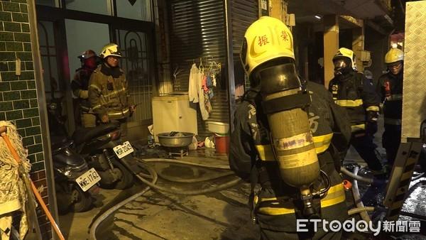高雄民宅遭人丢汽油弹纵火 屋内3人自行逃出 女儿葬生火窟