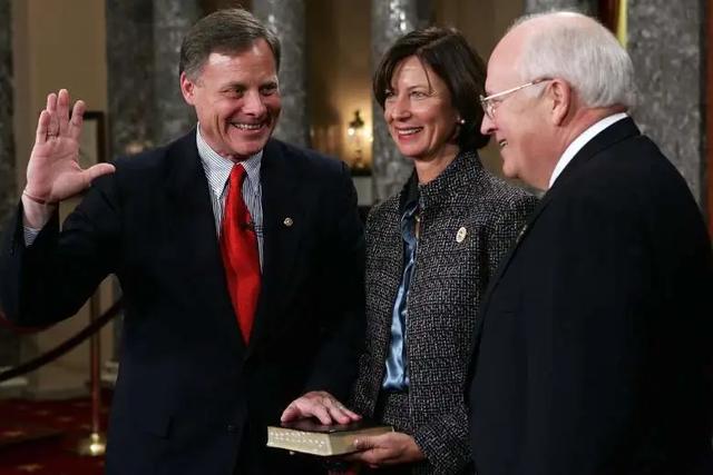 美议员早就知道疫情将会爆发，联合金主抛售股票获利百万