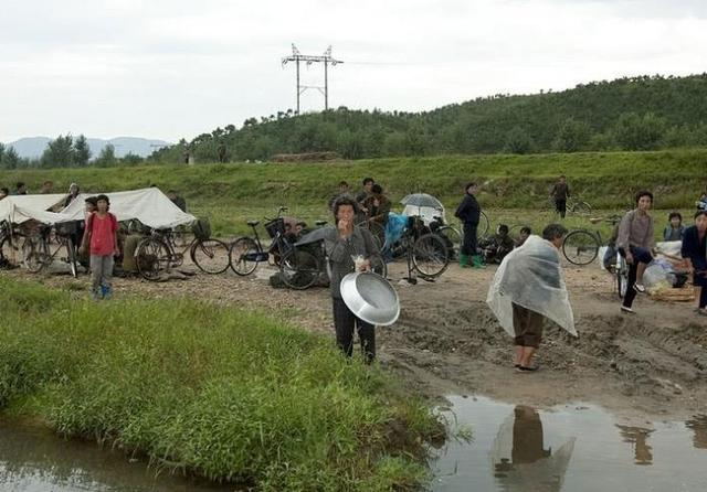 在朝鲜农村赶集，中国货非常多，摊主是当家不主事的女人