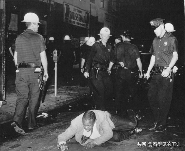 60年代美国种族骚乱，白人警察大战黑人青年，下手可真狠