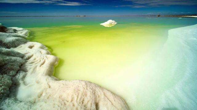 僅次于烏尤尼鹽湖，是茶卡鹽湖的56倍，中國最大“天空之鏡”