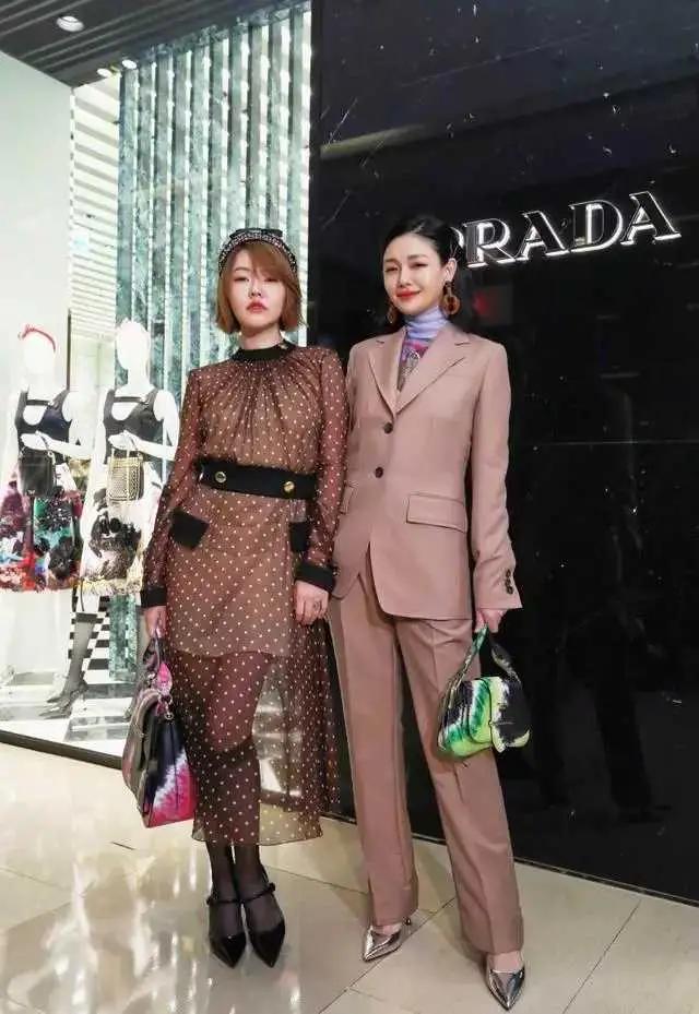 大S胖太多衣品一言难尽,双腿塞进皮裤里,挑战泡泡袖西装更显壮