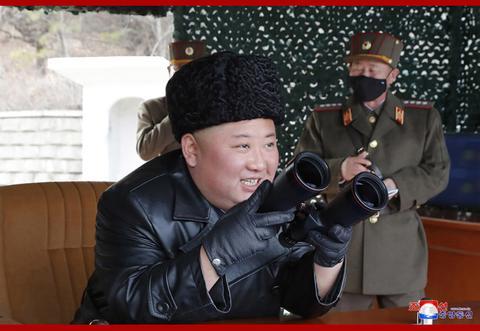 金正恩指导前线远程炮兵部队训练 亲自下令射击