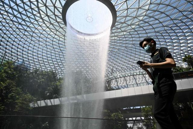 新加坡开始向游客收取冠状病毒治疗费用