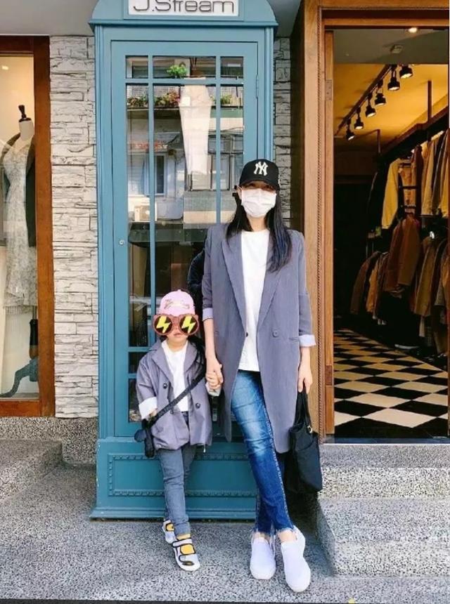 52岁伊能静晒与女儿街拍，亲子装温馨养眼，米粒插兜摆造型