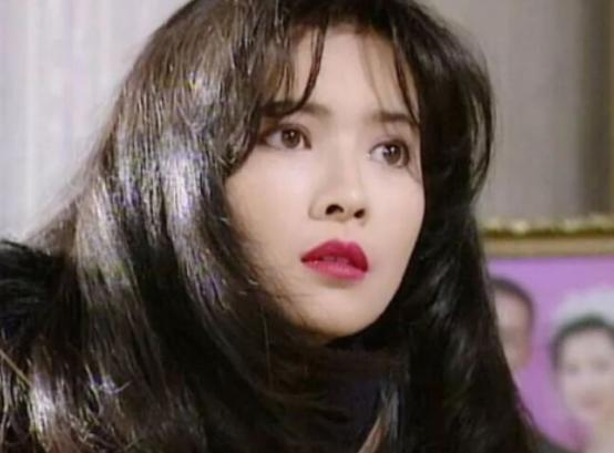 蓝洁瑛：从“女神”到“颠婆”，捡菜叶充饥，死后墓地被烧的焦黑