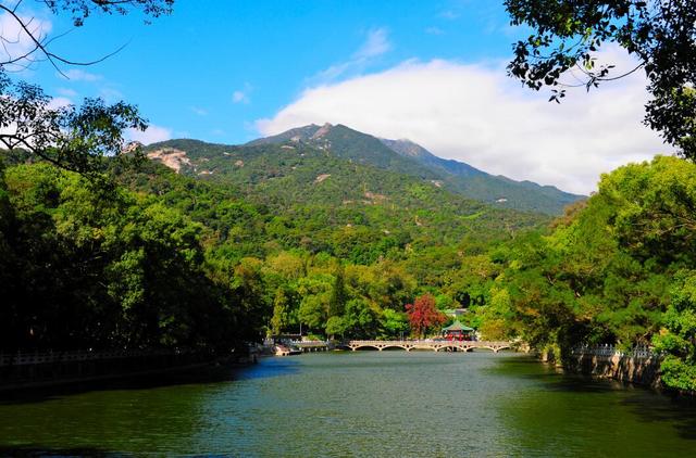 广东很受欢迎的一座山，有大小山峰432座，是广东四大名山之一