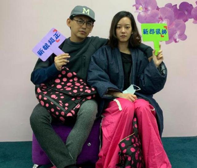 被曾宝仪小S哄抢未遂，娶小19岁90后美女，48岁黄子佼有何魅力？