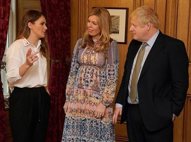 英国首相31岁未婚妻宣布怀孕后首次公开亮相！穿碎花裙挺大肚好美