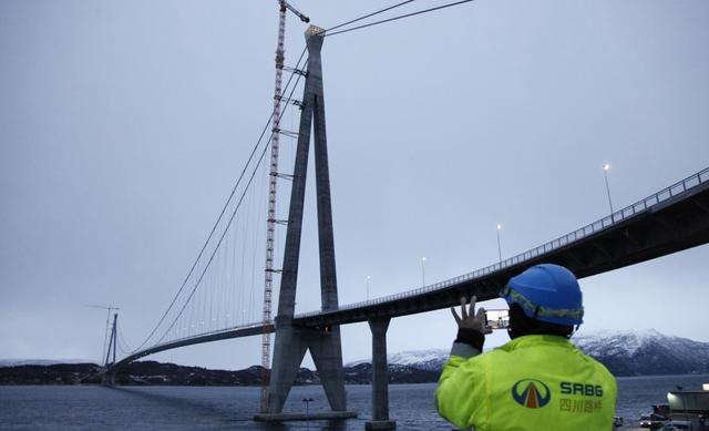 1.1万吨钢抵达北极！中国远赴万里造极光大桥，网友直言大开眼界