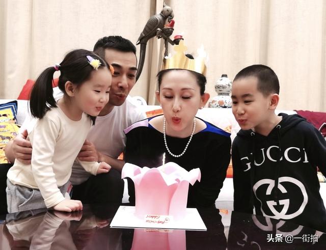 赵文卓为老婆张丹露庆40岁生日，连线大女儿隔岸交流，一家五口像