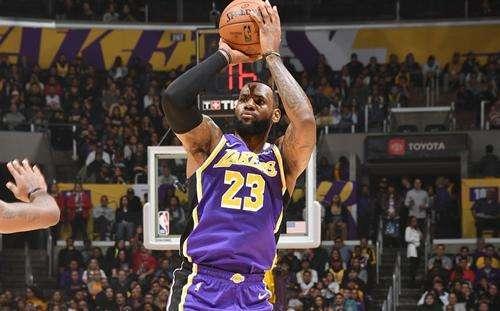 疫情笼罩下的美国加州：湖人队比赛不受影响，马拉松比赛正常进行