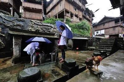 我国是一个多山的国家很多村庄都建在了一些大山里！