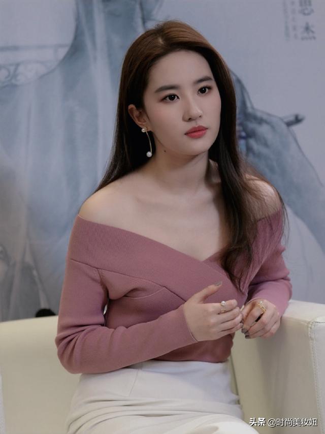 刘亦菲气质非一般，穿一字肩针织衫配半身裙，32岁美得不像话