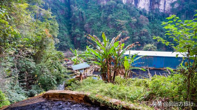 贵州大山悬崖下发现一户人家，车路不通只能乘船，真是仙境