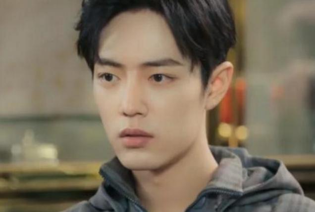 肖战被骂滚出娱乐圈,为何圈内好友不说话?想想当年胡歌的下场