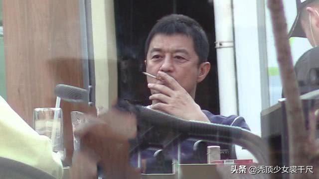 李亞鵬新餐廳客流慘淡無人光顧，坐室外獨自抽煙愁容滿面略顯滄桑