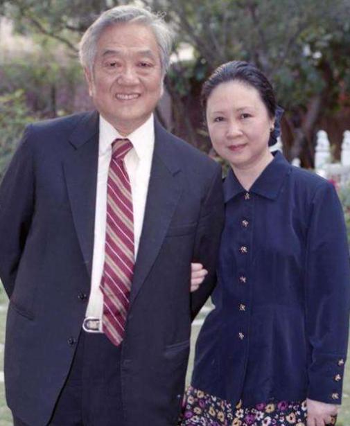 82岁的琼瑶终究是翻了车，8岁被她捧红的金铭才是活的最通透的一个