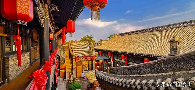 夜宿平遥古城里一家客栈，古色古香的建筑让咱仿佛成了电视剧中人