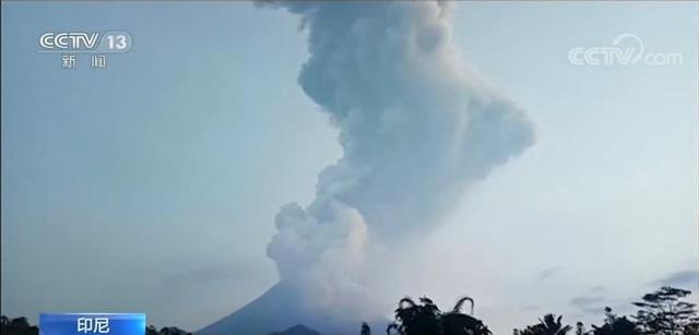 壮观！印尼默拉皮火山喷发 火山灰柱达6千米