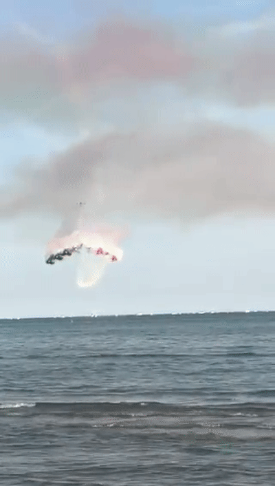 意大利战机高空喷国旗振奋民众精神，配曲：今夜无人入睡眠