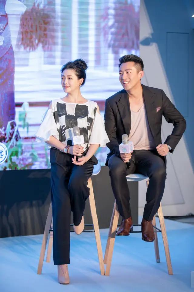 大S胖太多衣品一言难尽,双腿塞进皮裤里,挑战泡泡袖西装更显壮