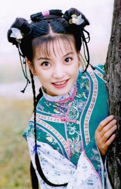 从小美到大！关晓彤赵薇16年前甜搂合影曝光，梨涡浅笑画面美翻