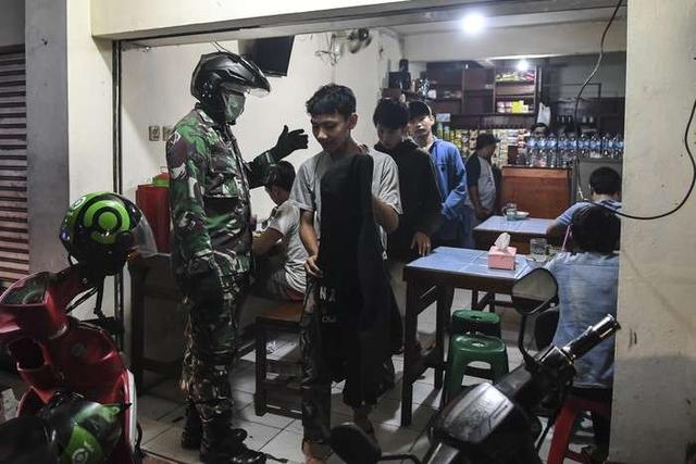 印尼特种部队和警察配合政府强制驱离聚会民众