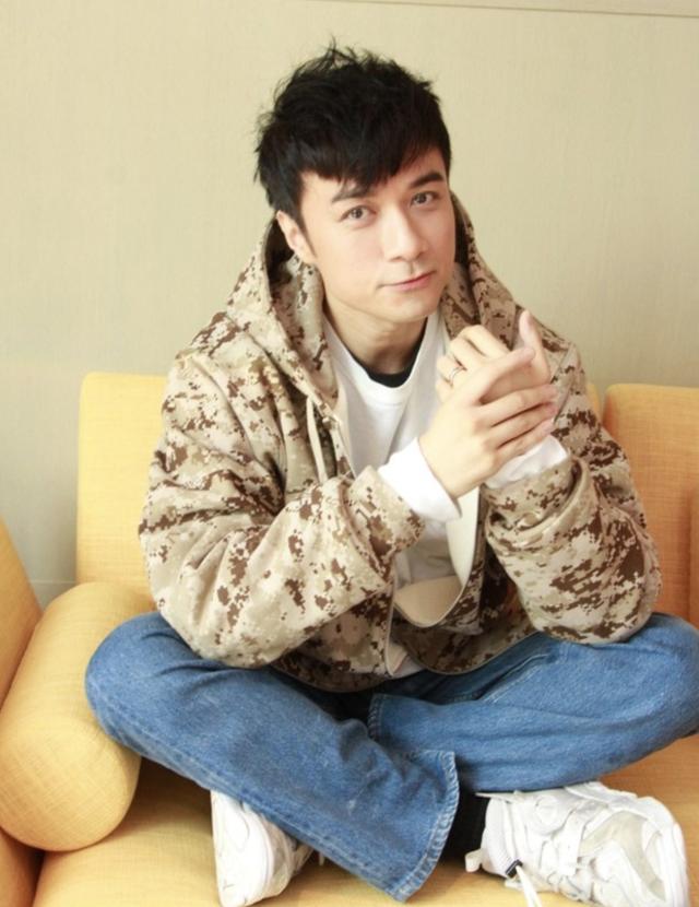 古巨基晒照承认当爸，52岁高龄老婆无惧风险怀胎，群星排队送祝福