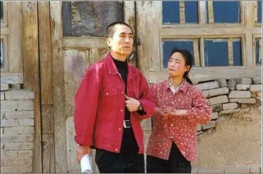 1999年被张艺谋劝退娱乐圈的最丑谋女郎魏敏芝，她现在怎样了？