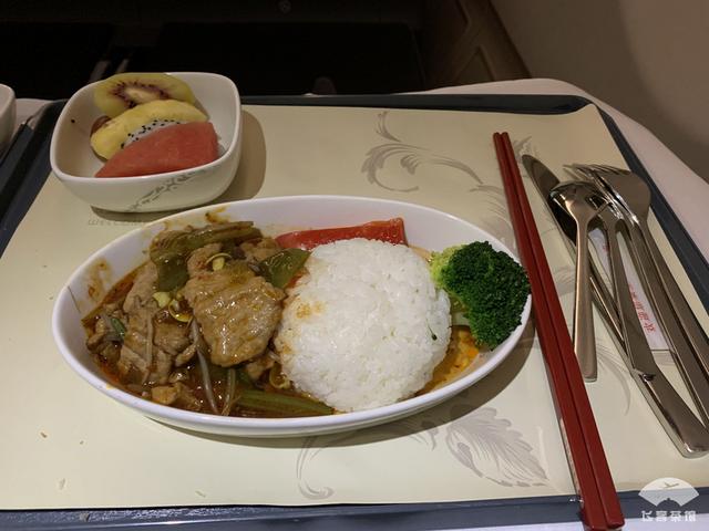往返票价18000多元！打卡中国载旗航空的商务舱，飞机餐你给几分