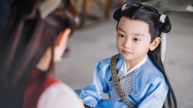 凤九养胎，抚摸着孕肚母爱十足，白滚滚出生后满头银发让她苦恼