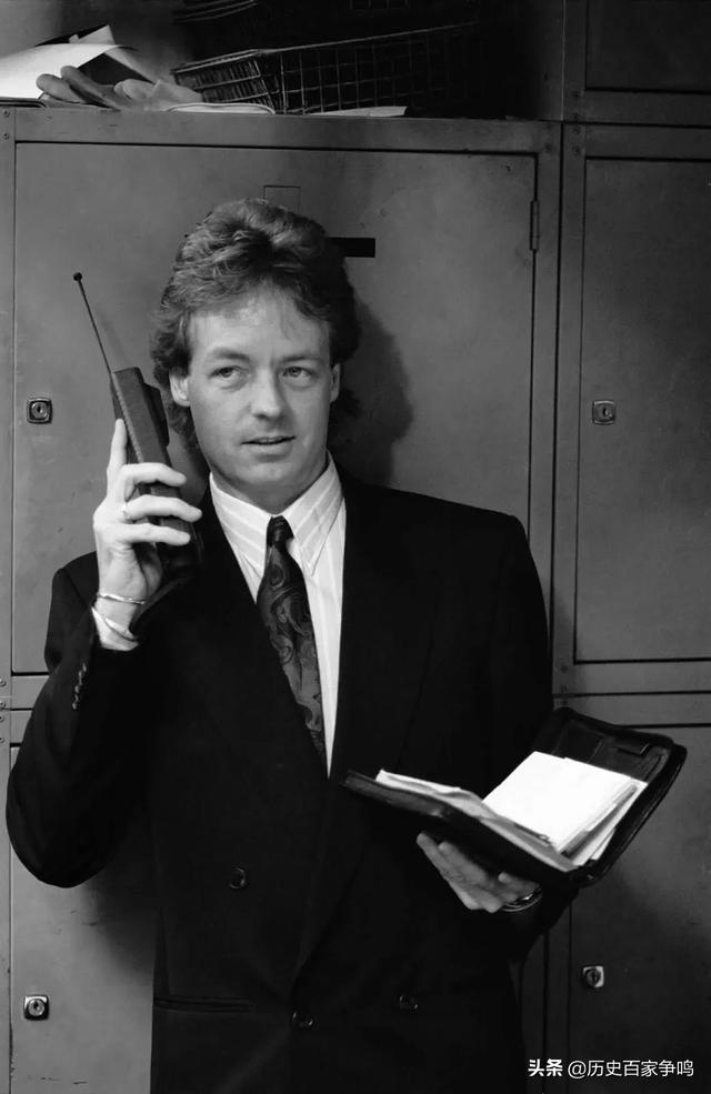 上世纪70年代老照片见证手机由大变小，现在又由小变大