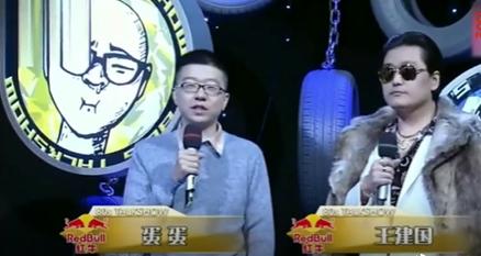 他躺着都能让全国人爆笑，现在站起来了，还想组团忽悠我们？