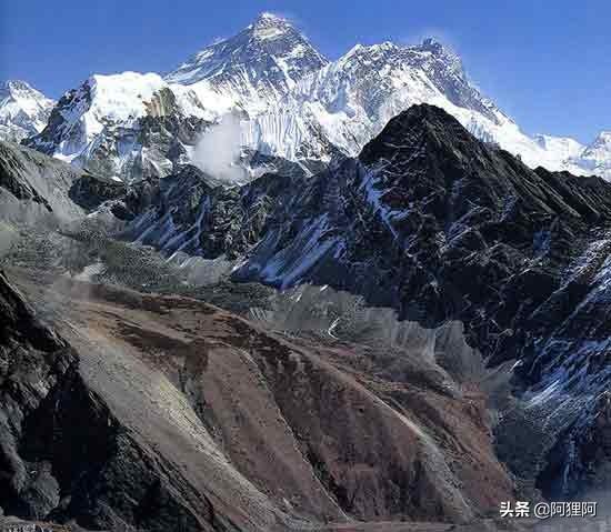 喜马拉雅山一处冰雪融化，, 出现了一条湖，, 湖中东西却让人不安