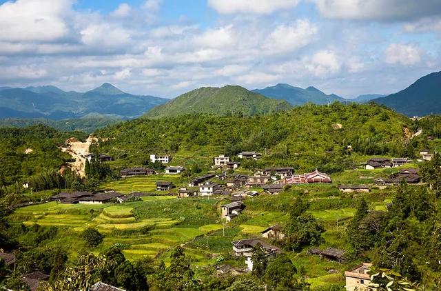 我国是一个多山的国家很多村庄都建在了一些大山里！