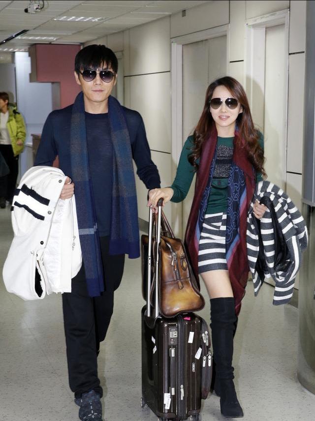 伊能静和小9岁老公走机场，洋气打扮比老公嫩，一脸宠溺看着秦昊