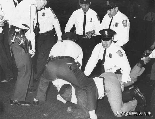 60年代美国种族骚乱，白人警察大战黑人青年，下手可真狠