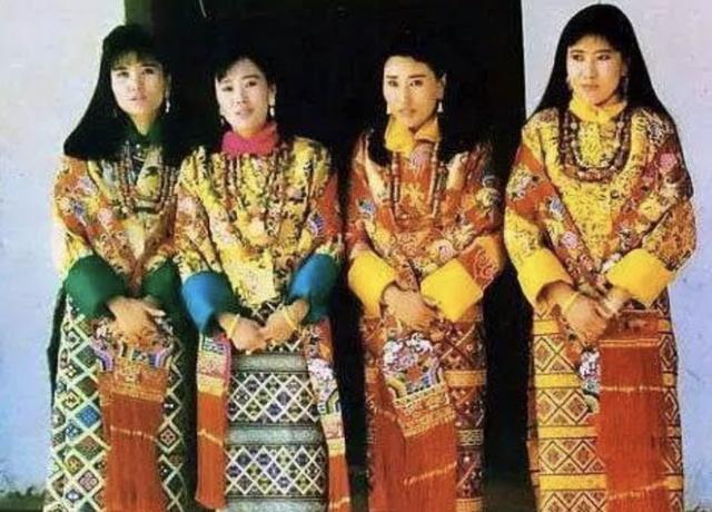 他是不丹最帅的国王，为王位放弃心爱的女人，转身迎娶富家四姐妹