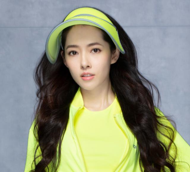 向佐现身巴厘岛，脚穿人字拖成亮点，网友凭借防晒衣发现郭碧婷