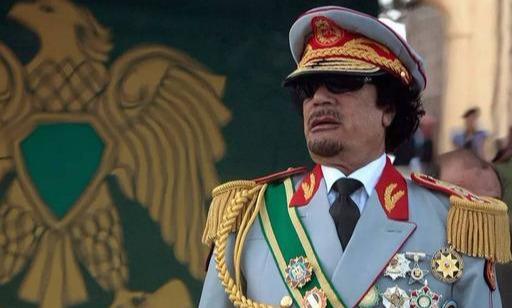 卡扎菲被人击毙之前，逃亡之路太狼狈