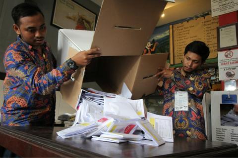 1.93亿选民投票全靠人工数 印尼大选累死272人