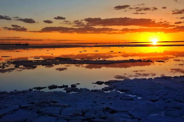 僅次于烏尤尼鹽湖，是茶卡鹽湖的56倍，中國最大“天空之鏡”