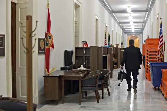 美议员早就知道疫情将会爆发，联合金主抛售股票获利百万