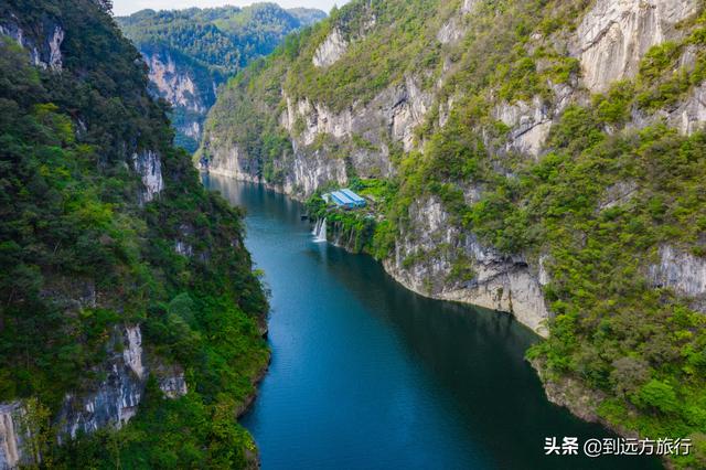 贵州大山悬崖下发现一户人家，车路不通只能乘船，真是仙境