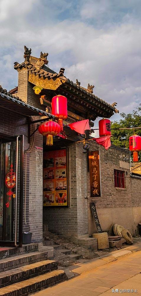 夜宿平遥古城里一家客栈，古色古香的建筑让咱仿佛成了电视剧中人