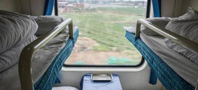 为啥火车半夜经过一些地方，乘务员会强制拉上窗帘看完涨知识了